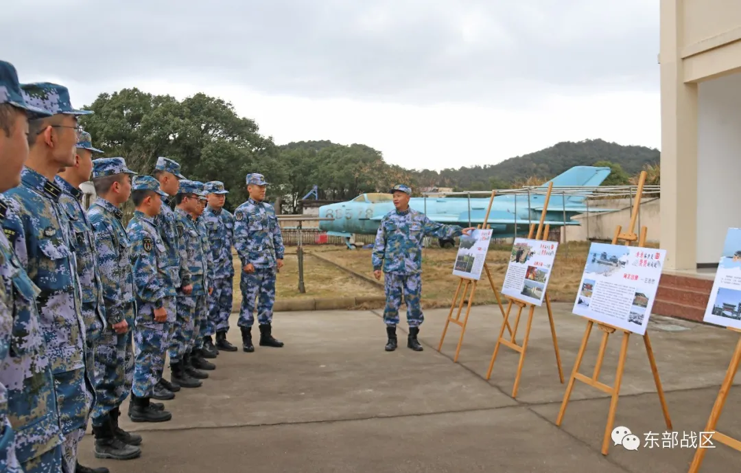 官兵咋秀起了家乡变化，连图片展板都准备了？